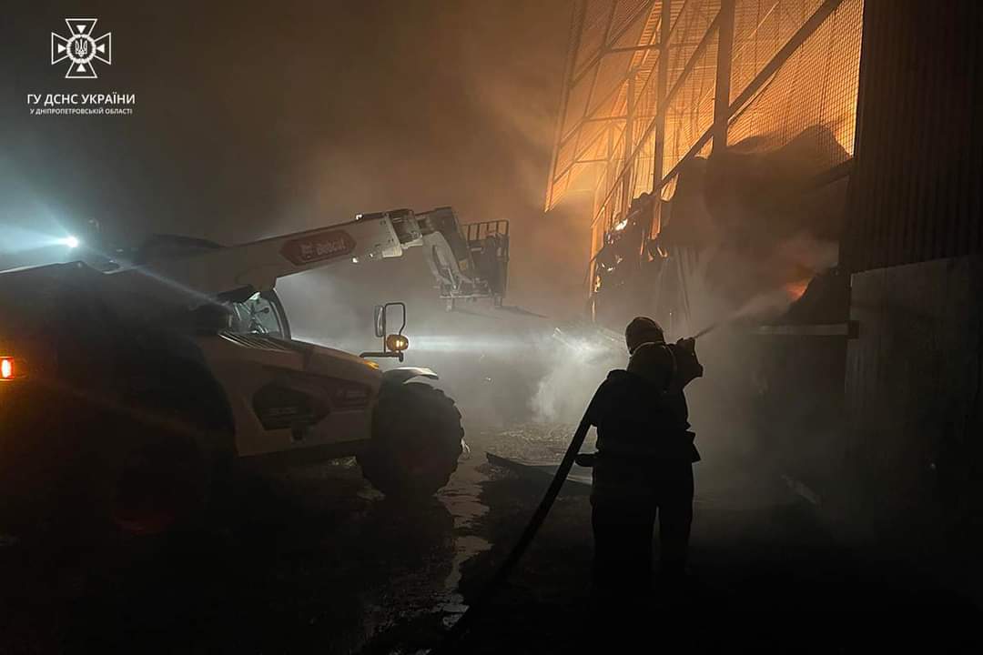 Новости Днепра про Поблизу Дніпра зі вчора гасять масштабну пожежу на фермі