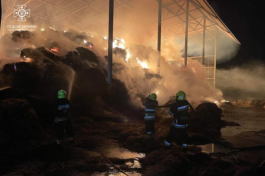 Новости Днепра про Поблизу Дніпра зі вчора гасять масштабну пожежу на фермі