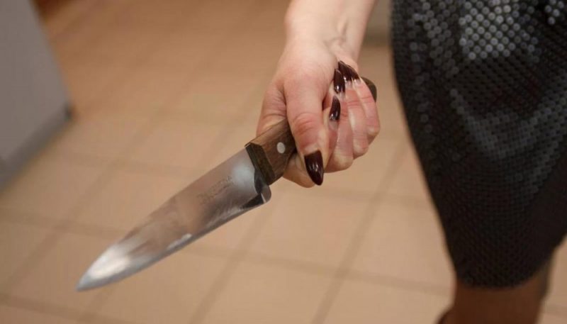 Новости Днепра про На Дніпропетровщині вдарила свого співмешканця ножем у груди