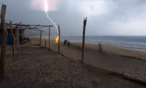 У Мексиці на пляжі блискавка вбила двох людей: жахливий момент потрапив на відео