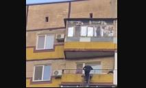 Жительница Днепра громко пела с ребенком в руках на балконе 8-го этажа: детали переполоха на Победе