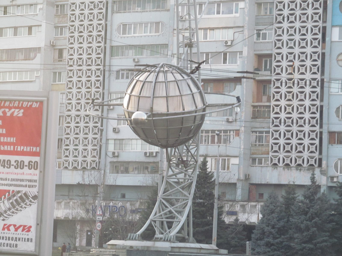 Новости Днепра про ТОП-5 незвичайних пам'ятників Дніпра: де б'ється «серце» міста, а де є космічний супутник та мотоцикл (ФОТО)