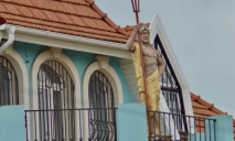 Нептун на балконе и мартышка на флюгере: как выглядит дом за 54 млн грн на продажу в Днепре (ФОТО)
