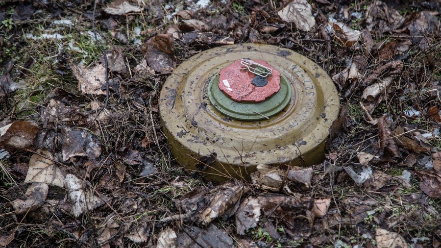 Новости Днепра про В Кривом Роге нашли три противотанковые мины: лежали под открытым небом
