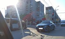 У Дніпрі на Ливарній зіткнулися Renault та BMW: рух ускладнено