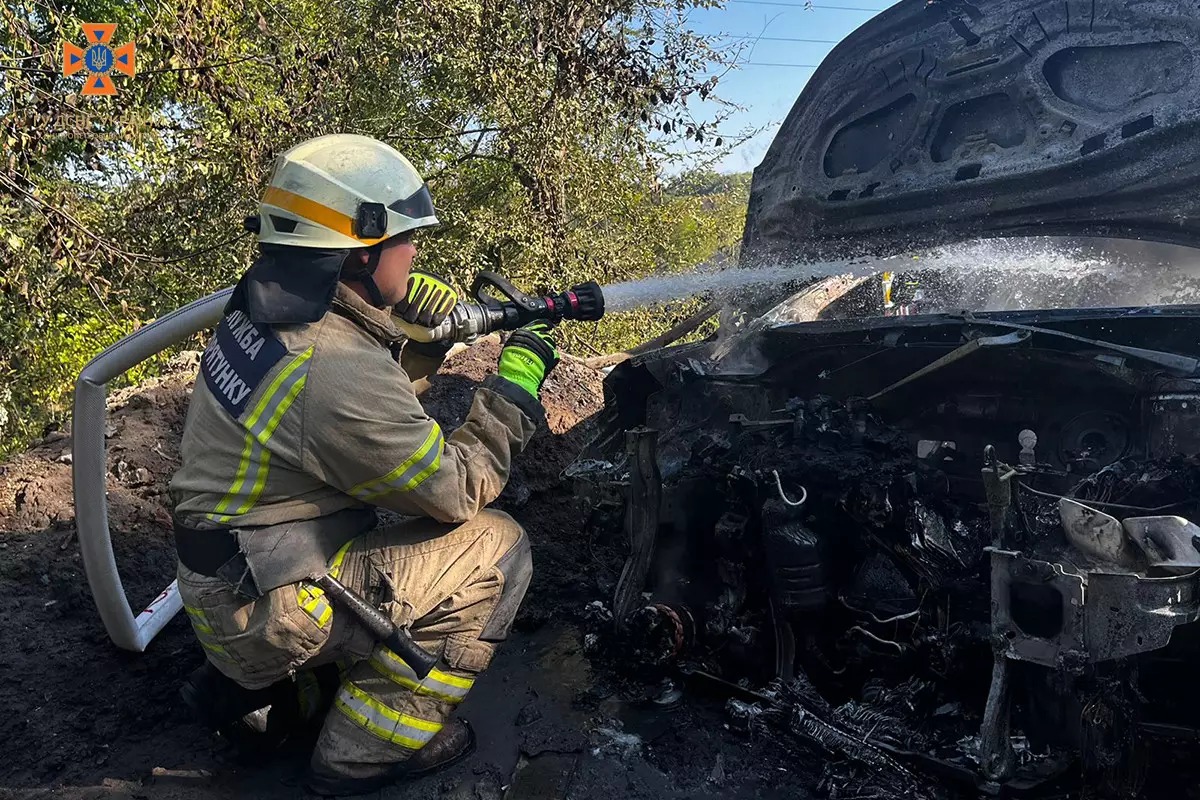 Новости Днепра про У Дніпрі вщент згоріла автівка, яка коштує понад пів мільйона гривень (ВІДЕО)