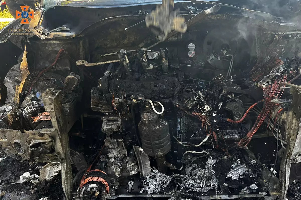 Новости Днепра про У Дніпрі вщент згоріла автівка, яка коштує понад пів мільйона гривень (ВІДЕО)