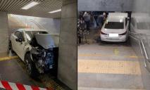 Не рассчитал: в Кривом Роге водитель Mazda влетел в подземный переход