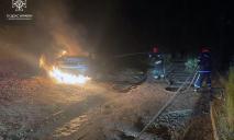 В Днепре в Чечеловском районе ночью вспыхнула Mazda (ФОТО)