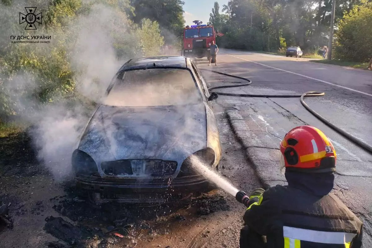 Новости Днепра про На Дніпропетровщині згорів легковий автомобіль Daewoo Lanos