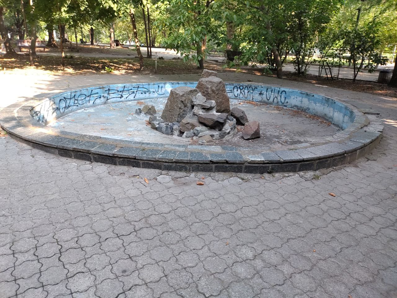 Новости Днепра про Як сьогодні виглядає покинутий фонтан зі зниклими статуями у парку Шевченка (ФОТО)
