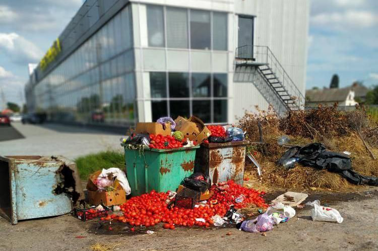 Новости Днепра про У Дніпрі на смітник викинули кількадесят кілограм непроданих помідорів