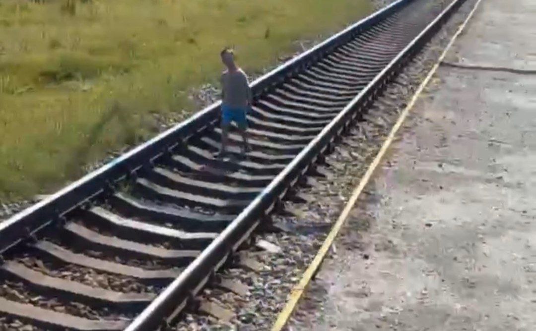 Новости Днепра про Поблизу Дніпра діти без нагляду бігають по залізничних коліях