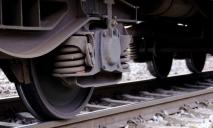 В Днепре пассажирский поезд сбил мужчину: стал на колени на переходе