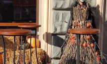 Как улицы Днепра выглядят в преддверии Хэллоуина: в центре появились ведьмы, дементоры и тыквы для Барби (ФОТО)