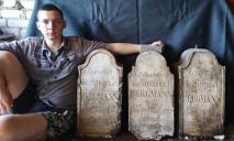 Вблизи Днепра случайно обнаружили надгробия детей основателей поселка Соленого: были вмурованы в фундамент
