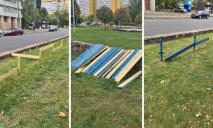 В Днепре подростки-вандалы разобрали «на дрова» деревянный забор возле детской площадки