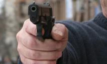 В Каменском мужчина устроил стрельбу на улице и ранил двух человек