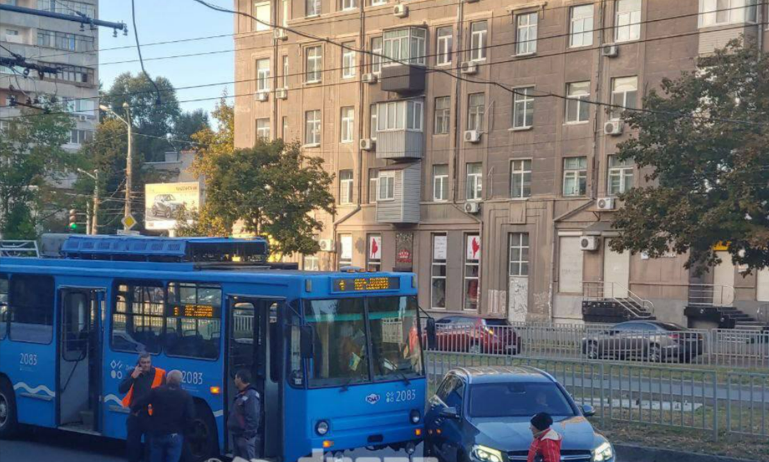 Новости Днепра про Рух транспорту ускладнено: у Дніпрі на Поля сталася аварія за участі тролейбуса