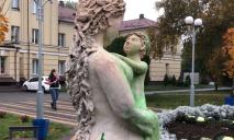 Вже не вперше: на Дніпропетровщині облили зеленою фарбою скульптуру матері та дитини