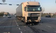 Поблизу Дніпра два авто зіткнулися з фурою: є постраждалі