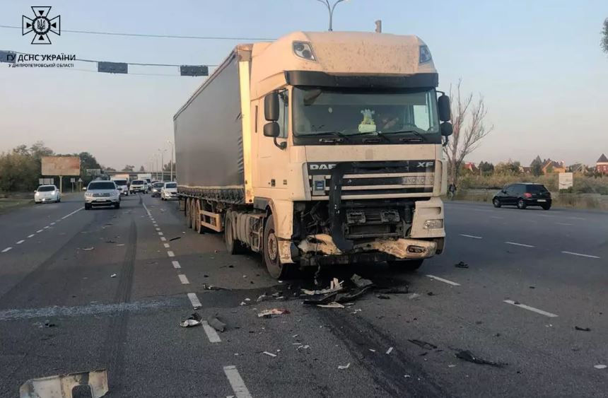 Новости Днепра про Поблизу Дніпра два авто зіткнулися з фурою: є постраждалі