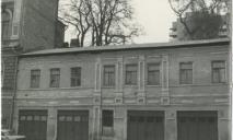 Як у Дніпрі раніше виглядали стайні: на Катеринославському бульварі знесли одну з останніх  (ФОТО)