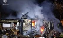 У Дніпровському районі спалахнула масштабна пожежа: 12 рятувальників гасили її майже 3 години
