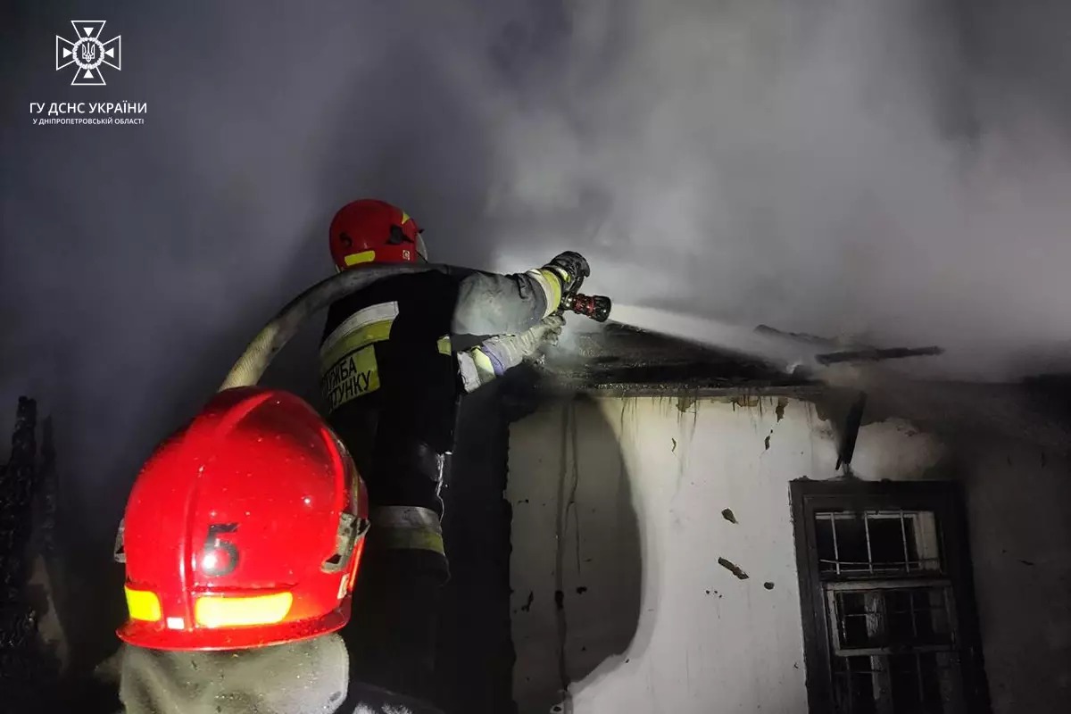 Новости Днепра про У Дніпровському районі спалахнула масштабна пожежа: 12 рятувальників гасили її майже 3 години