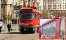 У Дніпрі невідомі кидали каміння в трамвай та розбили вікно: коментар поліції