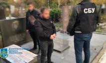 В Днепре задержали директора кладбища: продавал места для захоронений за 40 тыс. грн