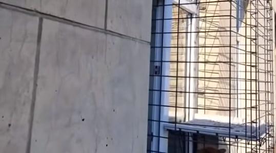 Солист Днепровского театра оперы и балета Самвел Адамян сделал клетку на балконе для кота