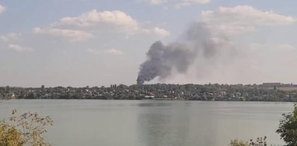 Валит черный дым: в Самарском районе Днепра большой пожар