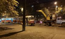 В Днепре на проспекте Хмельницкого трамвай сошел с путей и частично заблокировал движение (ВИДЕО)