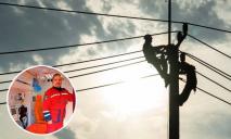 На Дніпропетровщині робітника вдарило струмом, коли він монтував кабелі на стовпі: що з ним