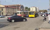 В Днепре на Степана Бандеры серьезное ДТП: столкнулись маршрутка, трамвай и легковушка