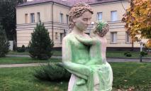 Уже не первый раз: на Днепропетровщине облили зеленой краской скульптуру матери и ребенка
