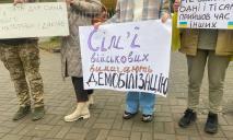 В центре Днепра митингуют жены и родственники военных: что требуют