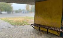 Підбіг, вдарив по обличчю та забрав гроші: на Дніпропетровщині напали на чоловіка, який чекав автобус