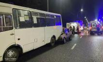 У Павлограді ВАЗ “зім’яло” об автобус: водій та пасажирка – у лікарні