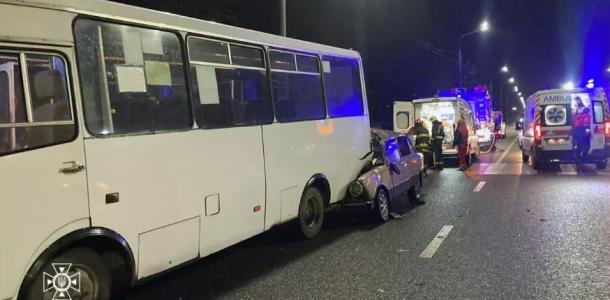 В Павлограде ВАЗ «смяло» об автобус: водитель и пассажирка — в больнице