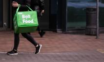 В Днепре двое мужчин избили курьера Bolt Food: хотели забрать сумку и скутер