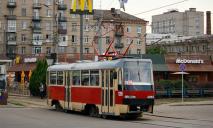 У Дніпрі на Старомостовій площі 88-річна жінка потрапила під трамвай