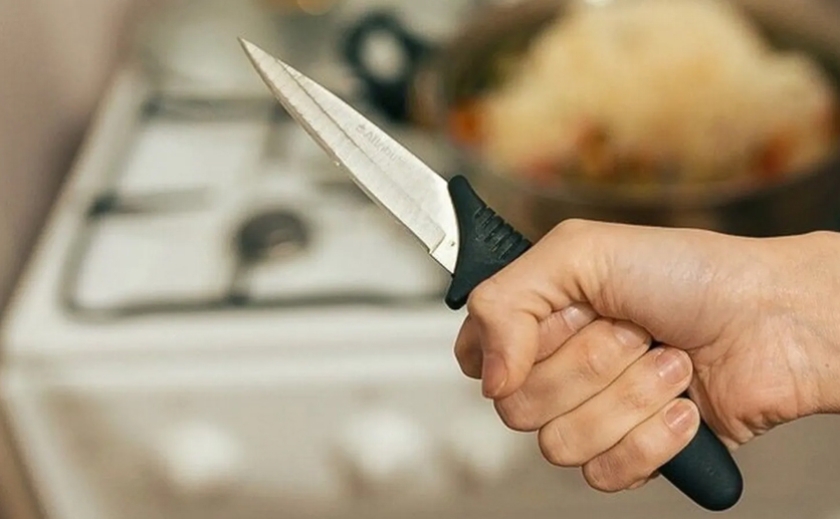 Новости Днепра про Бив кухонним ножем у шию: на Дніпропетровщині чоловік жорстоко вбив односельчанку