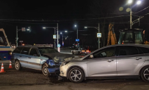 У Дніпрі на Запорізькому шосе зіткнулися Ford та Volkswagen: одна із автівок “відлетіла” в паркан