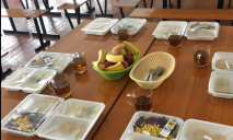 У школах Дніпра з понеділка кардинально зміниться харчування учнів: паста “Карбонара” та курка у соусі теріякі