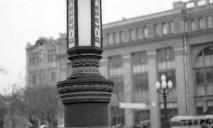 На вулицях Дніпра раніше встановлювали незвичайні ліхтарі з написами: що вони означали (ФОТО)