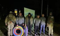 Двоє чоловіків у супроводі підлітків хотіли втекти із України на райдужних «пончиках»