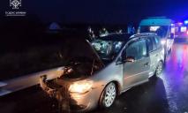 На Дніпропетровщині Volkswagen «нанизався» на відбійник: є постраждалі
