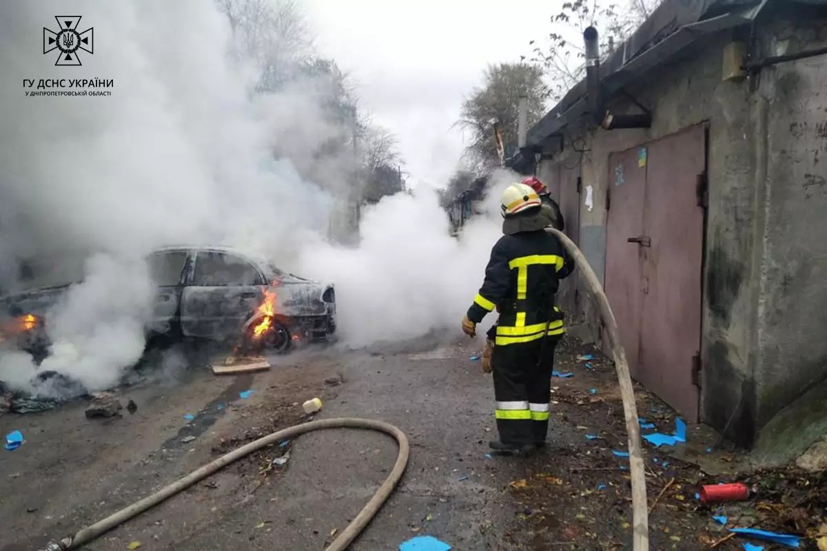 Новости Днепра про У Кам'янському горіли гараж та авто: постраждав чоловік